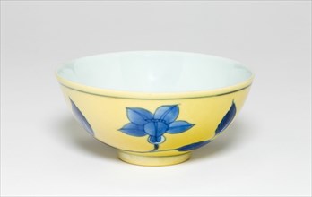 Bowl with Floral Scrolls, Qing dynasty (1644-1911), Kangxi period (1662-1722).
