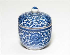 Miniature Covered Jar with Stylized Chrysanthemums and Vines, Qing dynasty (1644-1911).