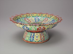 Bencharong (Five-Colored) Ware Stem Plate with Foliate Rim, 19th century.