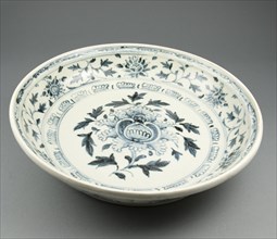 Large Dish with Pomegranate and Leaf Design, Late 15th/early 16th century.