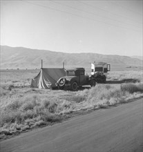 Transient potato workers camping along the highway, Near Shafter, California, 1935. Creator: Dorothea Lange.