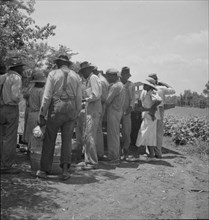 Lunchtime for cotton hoers, Mississippi Delta, 1937. Creator: Dorothea Lange.