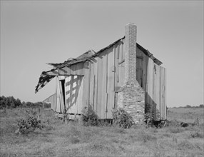 An abandoned tenant cabin of the Mississippi Delta, 1937. Creator: Dorothea Lange.