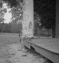 Decaying antebellum plantation, Greene County, Georgia, 1937. Creator: Dorothea Lange.
