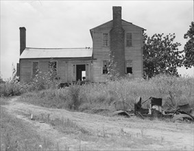 A plantation house decaying and now vacant, Greene County, Georgia, 1937. Creator: Dorothea Lange.