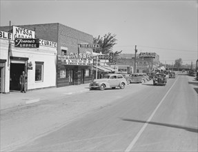 Saturday afternoon, main street of Nyssa, Oregon, 1939. Creator: Dorothea Lange.