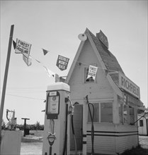 Between Tulare and Fresno on U.S. 99, 1939. Creator: Dorothea Lange.