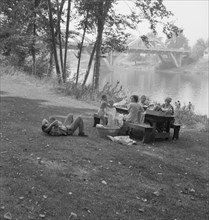 Sunday family picnic, Grants Pass, Josephine County, Oregon, 1939. Creator: Dorothea Lange.