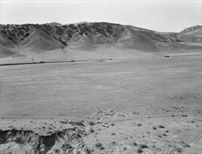 U.S. 99 on ridge over Tehachapi Mountains, 1939. Creator: Dorothea Lange.