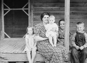 Wife and children of tobacco sharecropper on front..., Person County, North Carolina, 1939 Creator: Dorothea Lange.