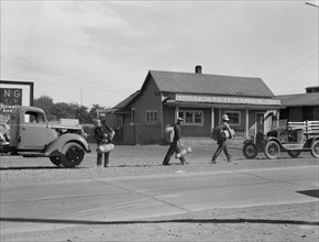 Washington, Yakima Valley, near Toppenish. Single itinerant men on way to railroad yard.