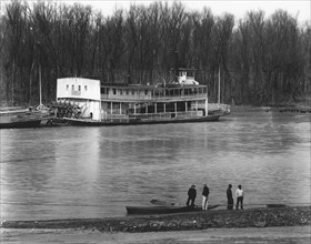 Ferry and river men. Vicksburg, Mississippi. [Charles J. Miller paddle steamer].