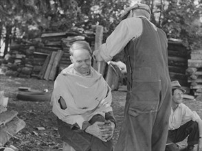 Bean pickers barbering each other. Near West Staten, Marion County, Oregon.