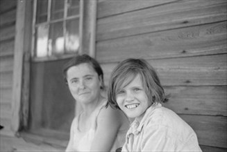 Elizabeth and Ida Ruth Tengle, Hale County, Alabama.