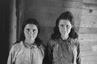 Elizabeth and Dora Mae Tengle, Hale County, Alabama.
