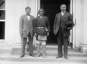 Chief Yukeoma, center, 1911. [USA].