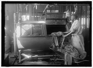 Rag washer, between 1912 and 1917. Creator: Harris & Ewing.