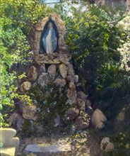 Unidentified garden, 1915. [Shrine to the Virgin Mary].