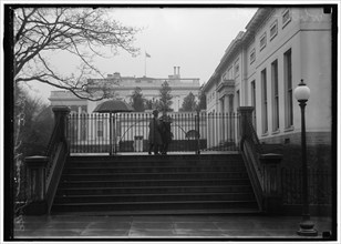 White House gate, between 1914 and 1918.