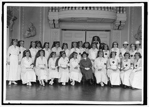 Red Cross nurses, between 1914 and 1918.