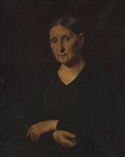 Portrait of a woman, arms crossed.