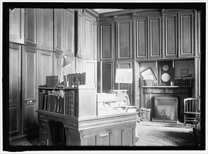Unidentified office, between 1911 and 1920.