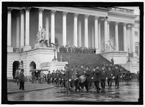 Capitol, U.S. crowd, between 1910 and 1920.