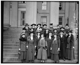 Woman's Liberty Loan Committee, between 1910 and 1920.