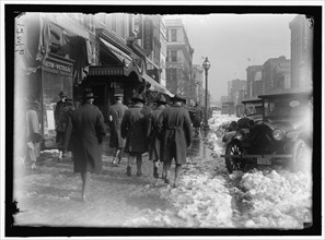 Street scene, with snow, Washington, D.C., between 1913 and 1918.