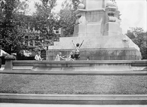 District of Columbia Parks - Children At Fountains And Pools, 1912. [USA].