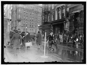 Street scene near G Street, Washington, D.C., between 1913 and 1918.