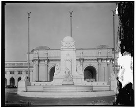 Columbus Memorial, with front of Union Station, between 1910 and 1920.