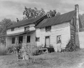 Log farmhouse, Roanoke County, Virginia, between 1900 and 1950.