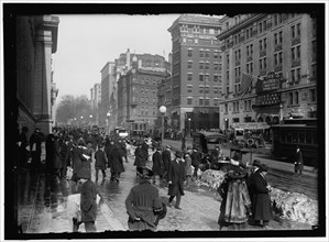 Street scene near Keith's Theater, Washington, D.C., between 1913 and 1918.