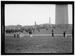 Crowd at base of Washington Monument, Washington, D.C., between 1909 and 1923.