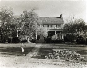 Unidentified brick house, possibly in Virginia, between 1910 and 1935.