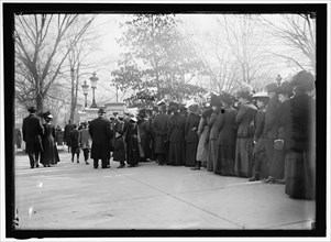 Group of people in line at White House gate, Washington, D.C., between 1910 and 1917.
