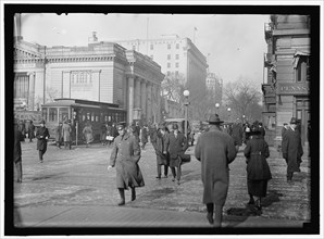 Street scene, G Street near Riggs National Bank, Washington, D.C., between 1913 and 1918.