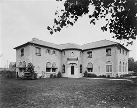 Large L-shaped residence, Colorado, designed by architect Jacques Benois Benedict, between 1903 and 1923.