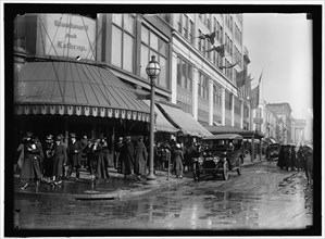 Street scene, Woodward & Lothrop, 11th and F Streets, NW, Washington, D.C, between 1913 and 1918.