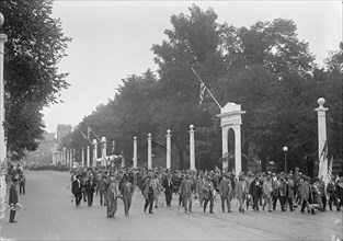 Confederate Reunion - Parade Passing Through Court of Honor, 1917. Creator: Harris & Ewing.