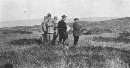 ''Le general de Castelnau a Salonique; La visite a pied du terrain.', 1916. Creator: Unknown.
