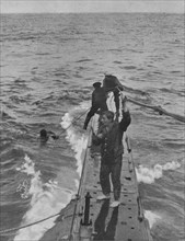 ''Le sauvetage de marins allemands par l'equipage d'un sous-marin Britannique.', 1916. Creator: Unknown.