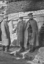 'Sur le Front; Soldats russes, prisonniers des Allemands depuis juillet 1915, qui..., 1915. Creator: Unknown.