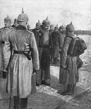 'Decembre 1915.--Guillaume II, sur le front de la Strypa, en Galicie, parlant a un..., 1915. Creator: Unknown.