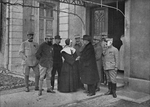 'La Croix de Guerre de Soeur Louise, de Nancy; on felicite la vaillante superieure de..., 1916. Creator: Unknown.