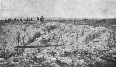 ' Face a face, apres une explosion de mine; Les Allemnds sortis de leurs tranchees, sans..., c1915. Creator: Unknown.