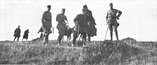 'Le general de Castelnau a Salonique; le chef d'etat-major general, avec les officiers qui..., 1916. Creator: Unknown.