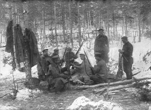 ''La Diversion Russe de Bukovine, Petrograd, janvier 1916; Soldats russes nettoyant leurs armes en p Creator: Pierre Ctsoup.