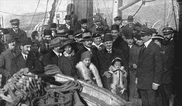 'Le voyage, de Salonique a Toulon, des consuls arretes le 30 decembre; Au premier plan..., 1915. Creator: Photographies A.C.